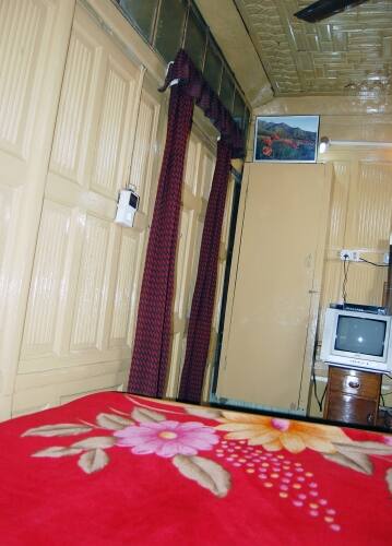 Houseboat Snow View, Srinagar 3